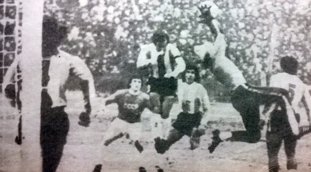 Gatti, en aquel partido de mucho frío y whisky.