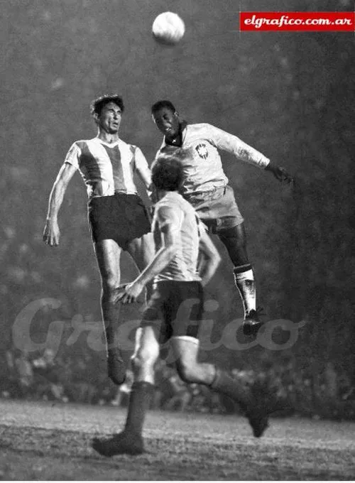 Rattín vs. Pelé en un Argentina-Brasil en 1964 (El Gráfico)