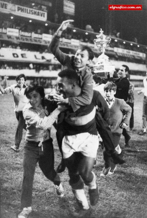 Pelé con la camiseta de Boca de Rattín tras ganar el pentagonal Ciudad de Buenos Aires&nbsp;de 1968. (Foto del Gráfico).