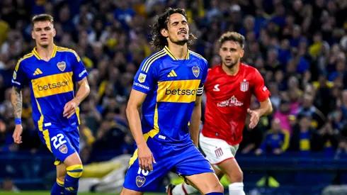 Cavani viene de errar un penal contra Estudiantes.