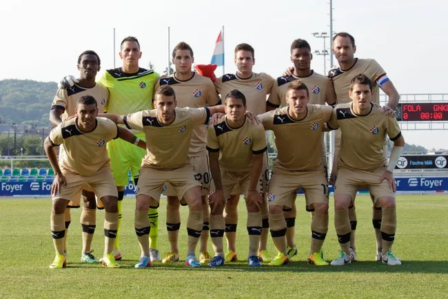 Pablo Migliore con el buzo del Dinamo Zagreb. (IMAGO)