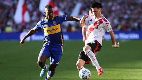 Advíncula contra Mastantuono, en el último clásico. Foto: Getty.