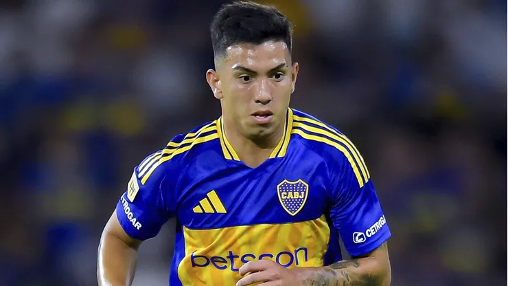Alan Velasco podría perder la titularidad ante el poco ataque que tiene Boca por afuera.