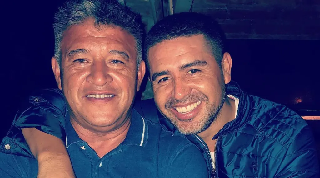 Juan Román Riquelme junto a Claudio Borghi (Archivo)