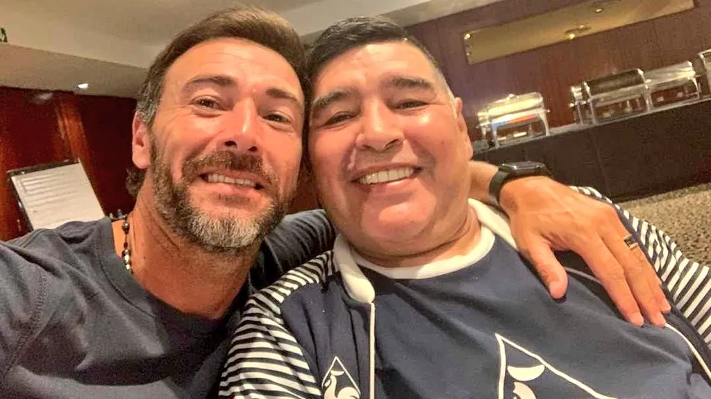 El Kily González junto a Diego Maradona (Twitter)