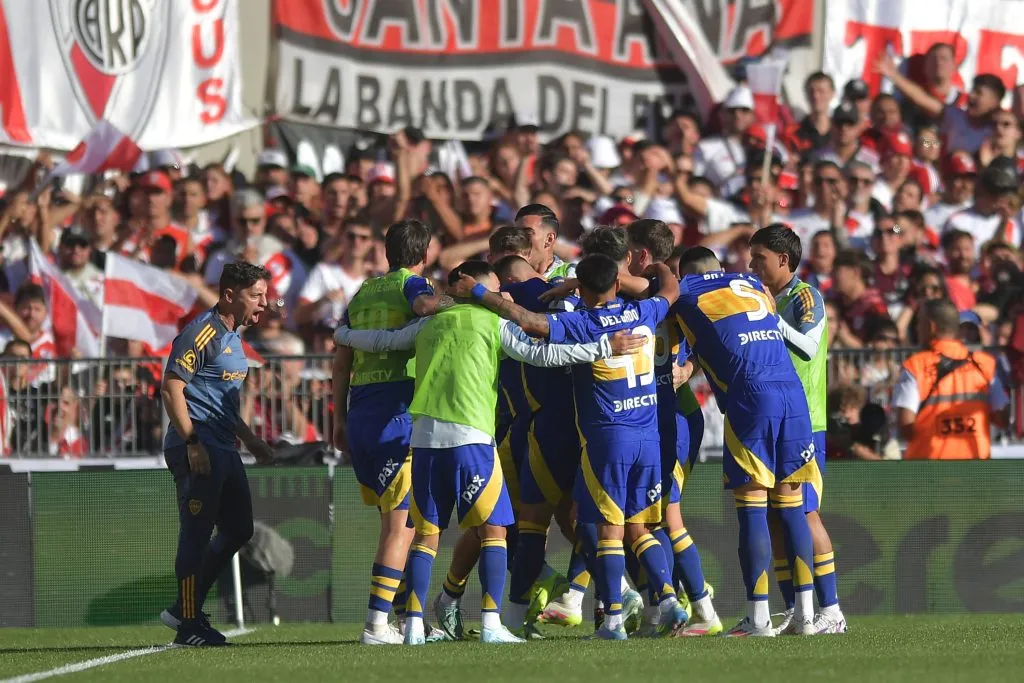 Los jugadores de Boca, contentos con Mariano Herrón. (Getty)