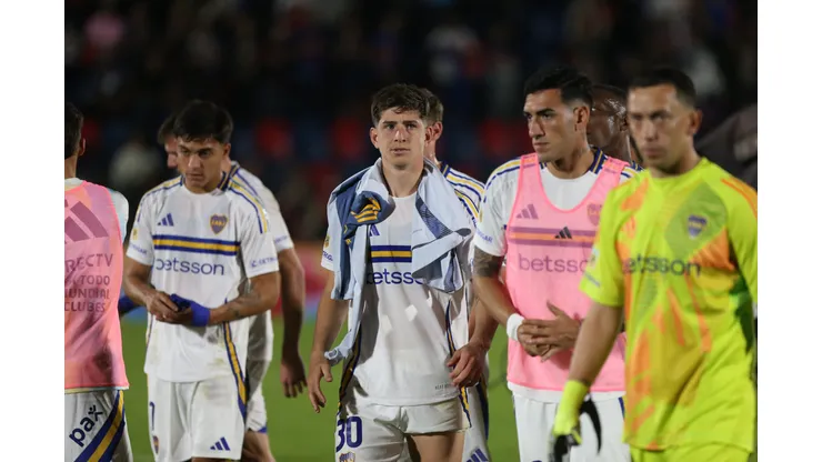 SAN FERNANDO, ARGENTINA - MAY 4: Players of Boca Juniors leave the field at the end of a Torneo Apertura Betano 2025 Group A match between Tigre and Boca Juniors at Jose Dellagiovanna Stadium on May 4, 2025 in San Fernando, Argentina. (Photo by Daniel Jayo/Getty Images)