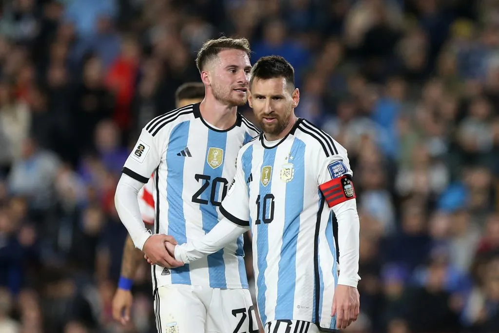 Alexis Mac Allister y Lionel Messi en la Selección Argentina (Getty Images)