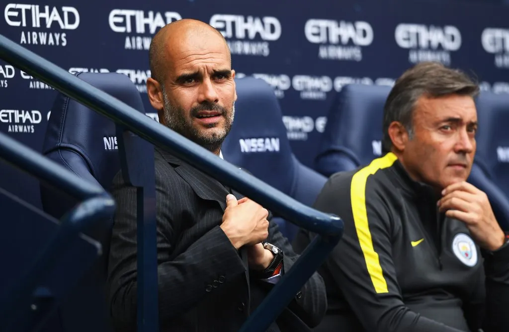 Domènec Torrent, candidato a DT de Chivas, junto a Guardiola en Manchester City (Getty Images)