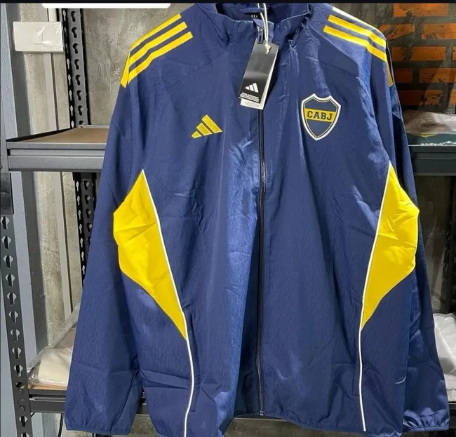 Así sería la nueva campera que lanzará Adidas para Boca. (@davidwalter275)
