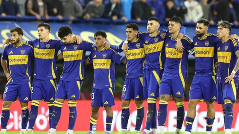 Los tres futbolistas de Boca silbados por la gente antes del partido contra Lanús.