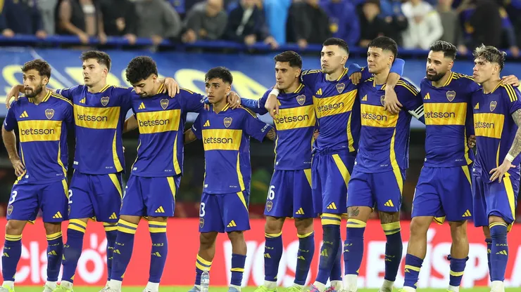 Los tres futbolistas de Boca silbados por la gente antes del partido contra Lanús.