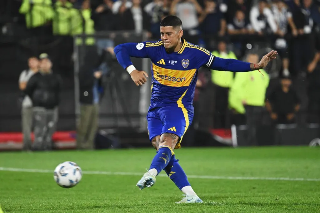 Marcos Rojo pateando un penal en Boca (Getty Images)