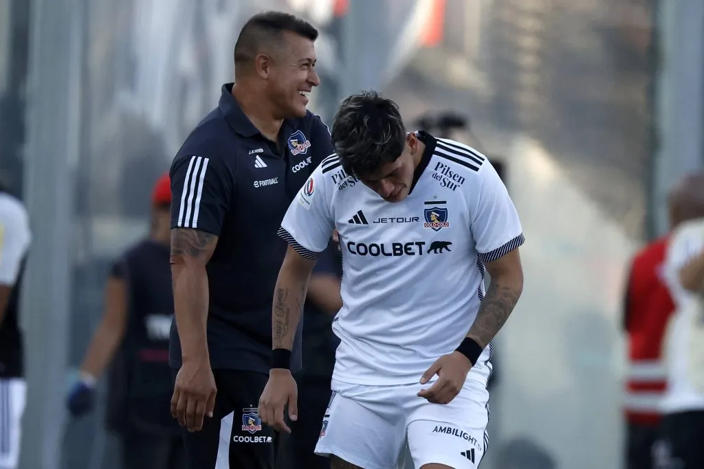 Jorge Almirón junto a Carlos Palacios. (IMAGO)