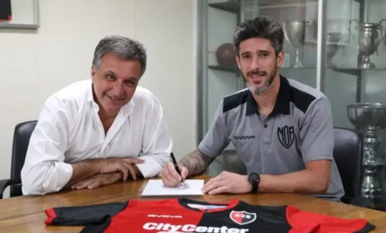 Pablo Pérez dirige en las inferiores de Newell’s. (Newell’s)