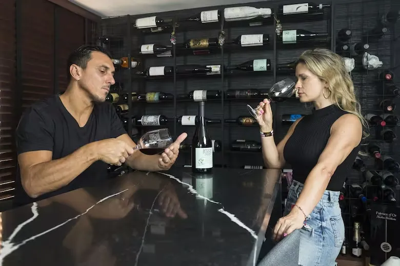 Burdisso junto a su esposa Belén, dueños de los “Vinos de Potrero”. (Diario La Nación)