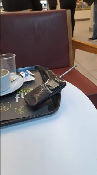 Russo desayunó con radio en mano. (@arevalo_martin)