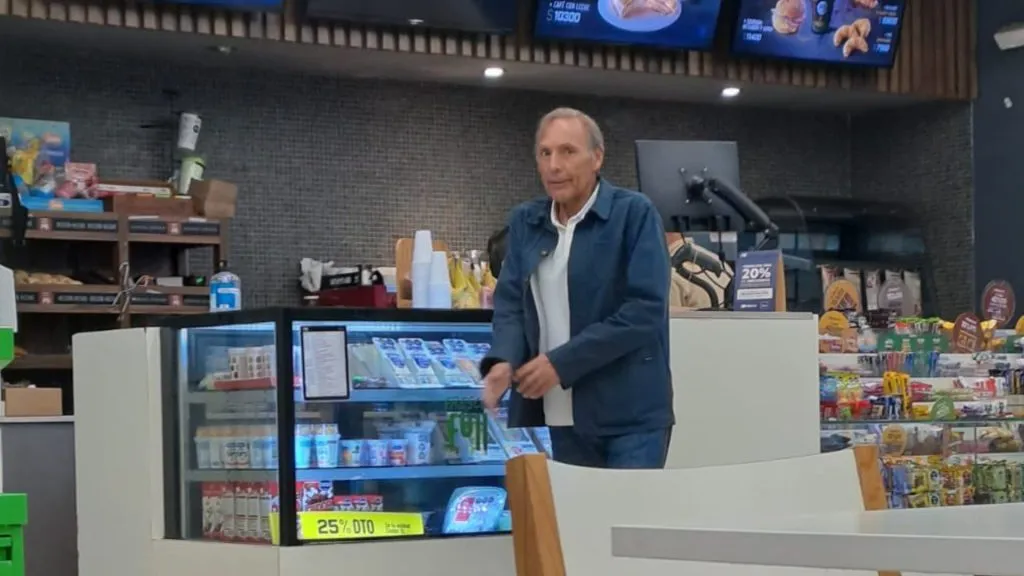 Russo desayunó en una estación de servicio. (@arevalo_martin)