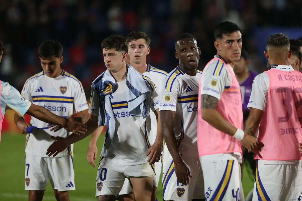 SAN FERNANDO, ARGENTINA – MAY 4: Players of Boca Juniors leave the field at the end of a Torneo Apertura Betano 2025 Group A match between Tigre and Boca Juniors at Jose Dellagiovanna Stadium on May 4, 2025 in San Fernando, Argentina. (Photo by Daniel Jayo/Getty Images)