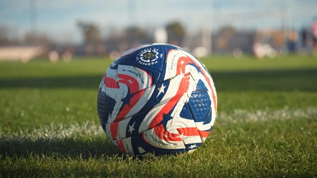 Los jugadores de Boca entrenaron con la pelota del Mundial de Clubes. (El Canal de Boca)