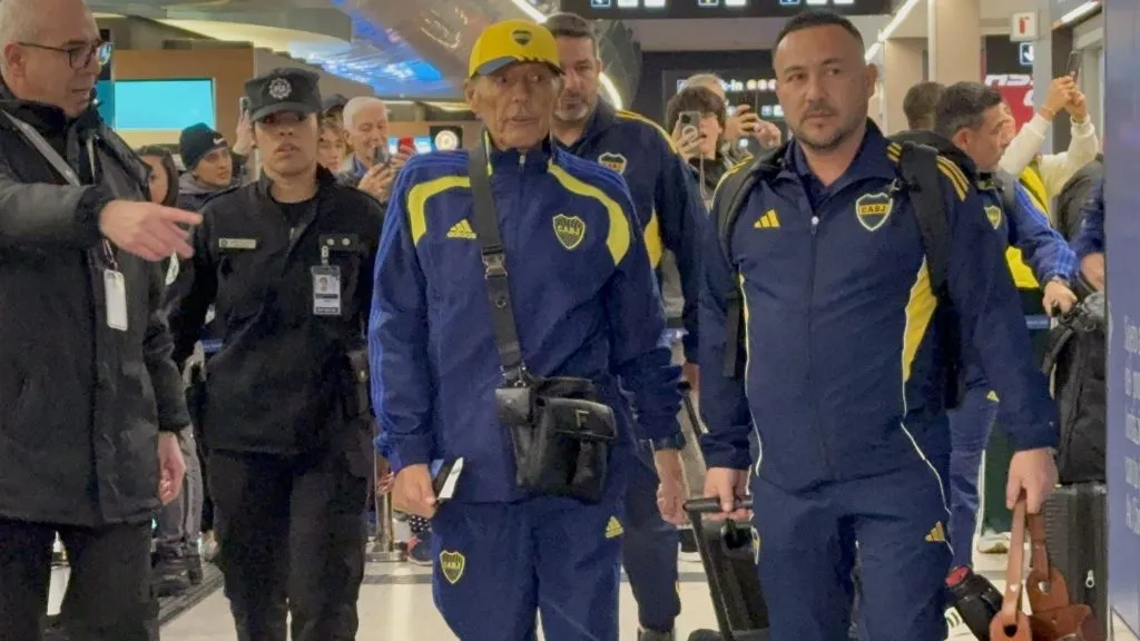 Russo y la delegación de Boca, con los dos nuevos modelos de campera.