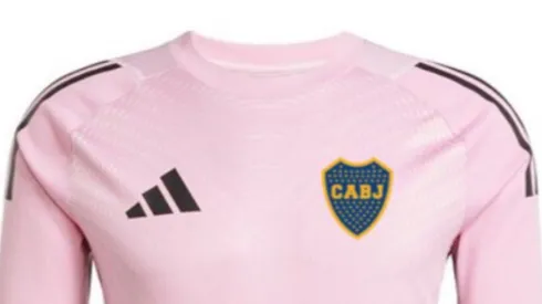 Boca presentó un nuevo buzo de arquero color rosa.