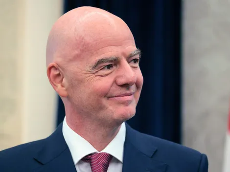 Viral: Infantino posó con una bandera de Boca que carga a River por el descenso