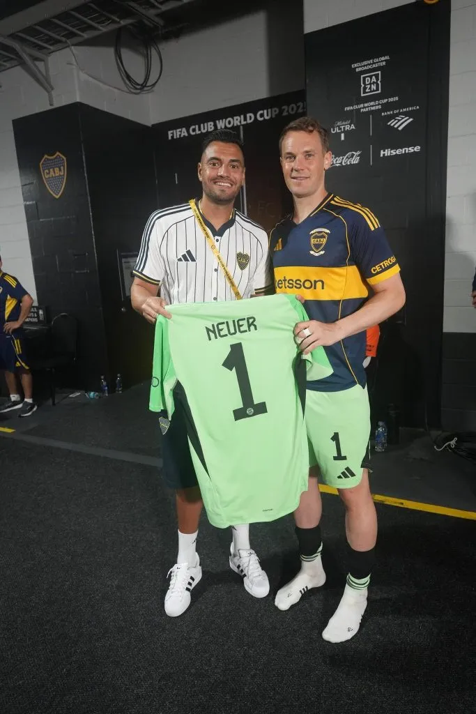 La foto de Neuer, postando con una camiseta de Boca puesta.