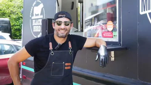 D'Angelo tiene un foodtruck a metros de la concentración de Boca.