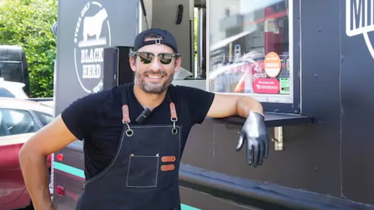 D'Angelo tiene un foodtruck a metros de la concentración de Boca.