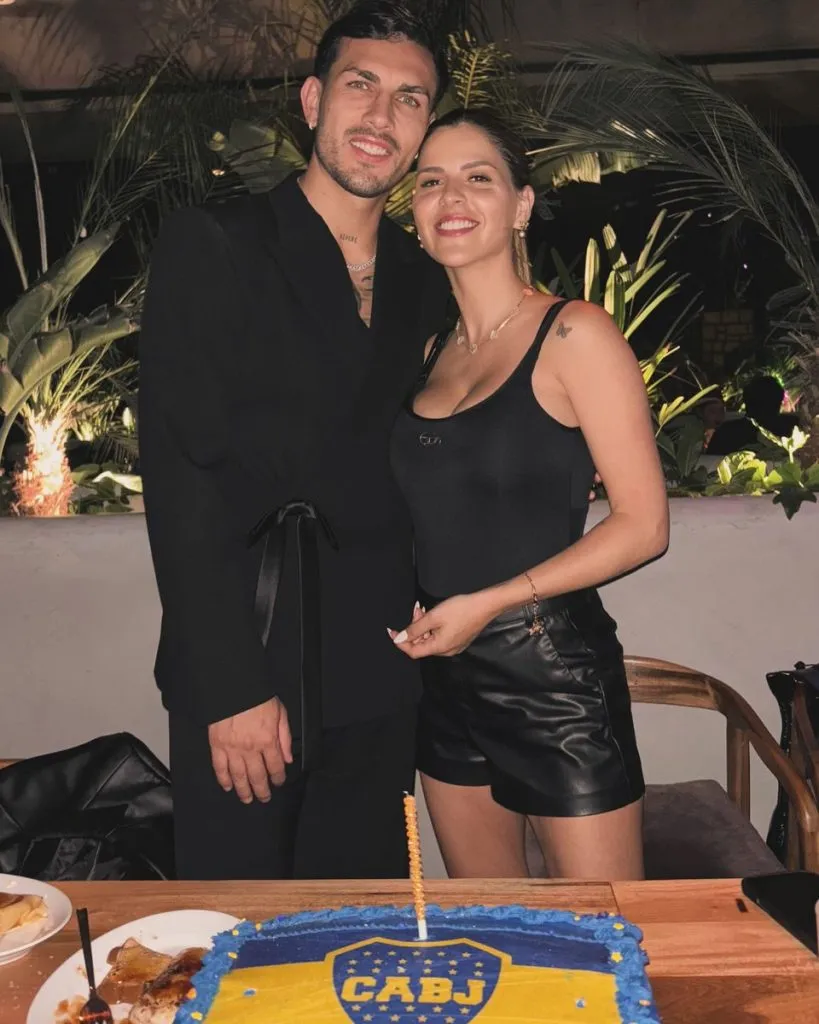 Paredes junto a su esposa y la torta en referencia a Boca. (@ccamilagalantee)