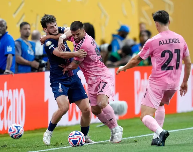 Khvicha Kvaratskhelia vs. el Chelo Weigandt en PSG-Inter Miami (IMAGO)