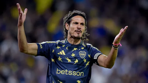 Cavani, apuntado por los hinchas en la derrota por Copa Argentina.