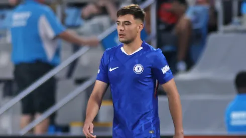 Anselmino debutó oficialmente en el Chelsea.