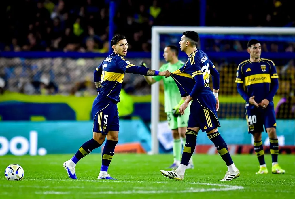 Leandro Paredes junto a Rodrigo Battaglia en Boca (Getty Images)