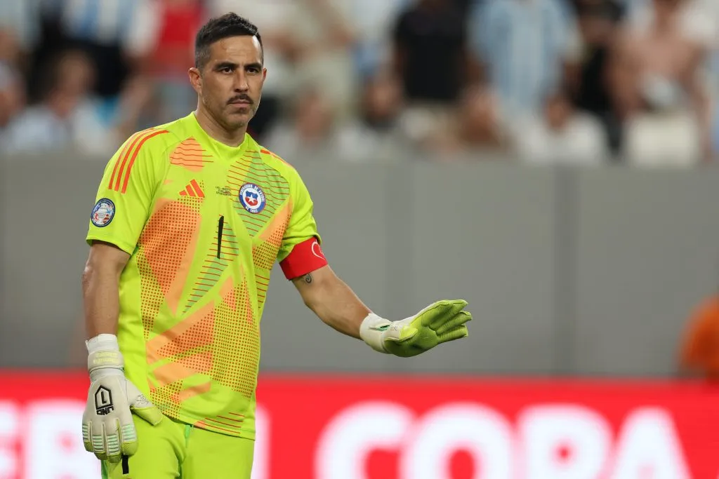 Claudio Bravo reveló que estuvo cerca de jugar en Boca (Getty Images)