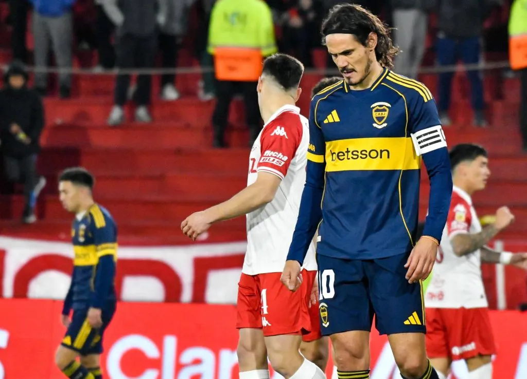 La cara de Cavani lo dice todo: Boca, sin rumbo. Foto: Getty.