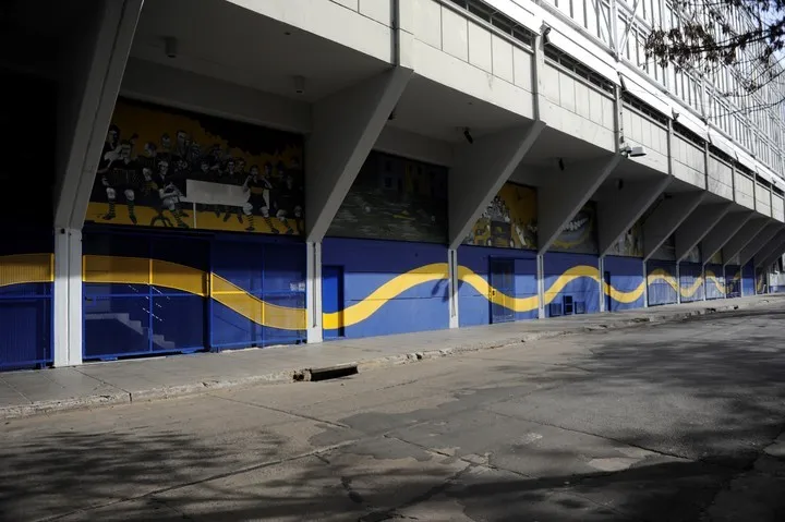 Los palcos actuales ya están construidos en el aire, por sobre la vereda.