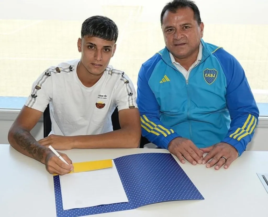 Santiago Zampieri, firmando su vínculo profesional con Boca.
