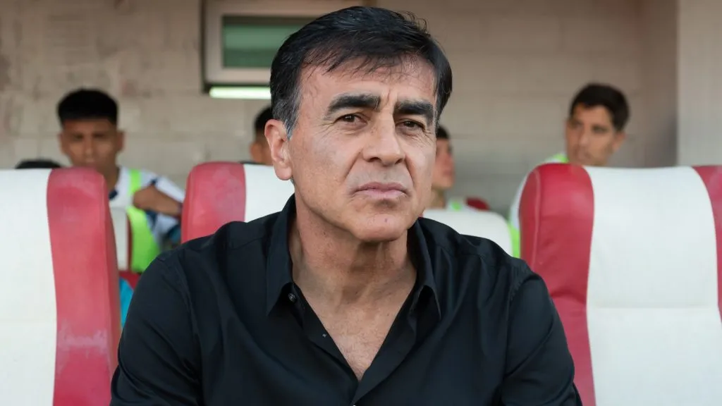 Gustavo Quinteros es pretendido por Colo Colo (Getty Images)