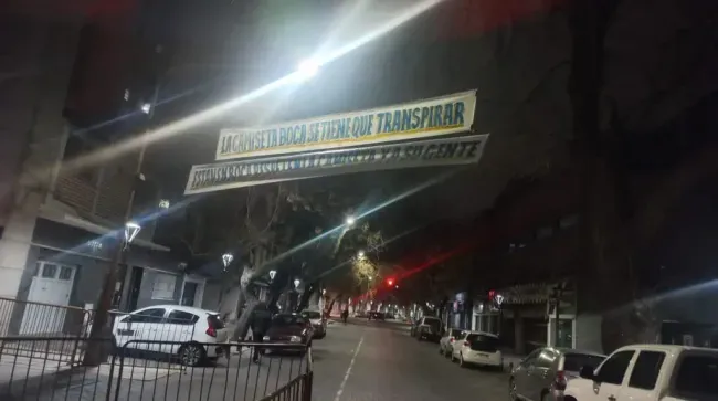 Los dos pasacalles que aparecieron en el hotel de Boca.