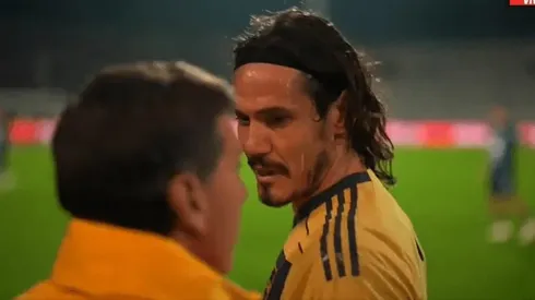 Cavani fue reemplazado y se fue enojado del campo de juego contra Independiente Rivadavia