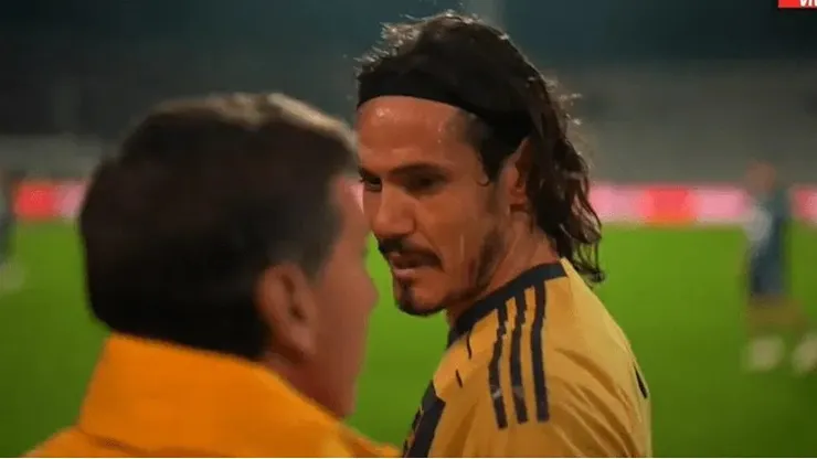 Cavani fue reemplazado y se fue enojado del campo de juego contra Independiente Rivadavia