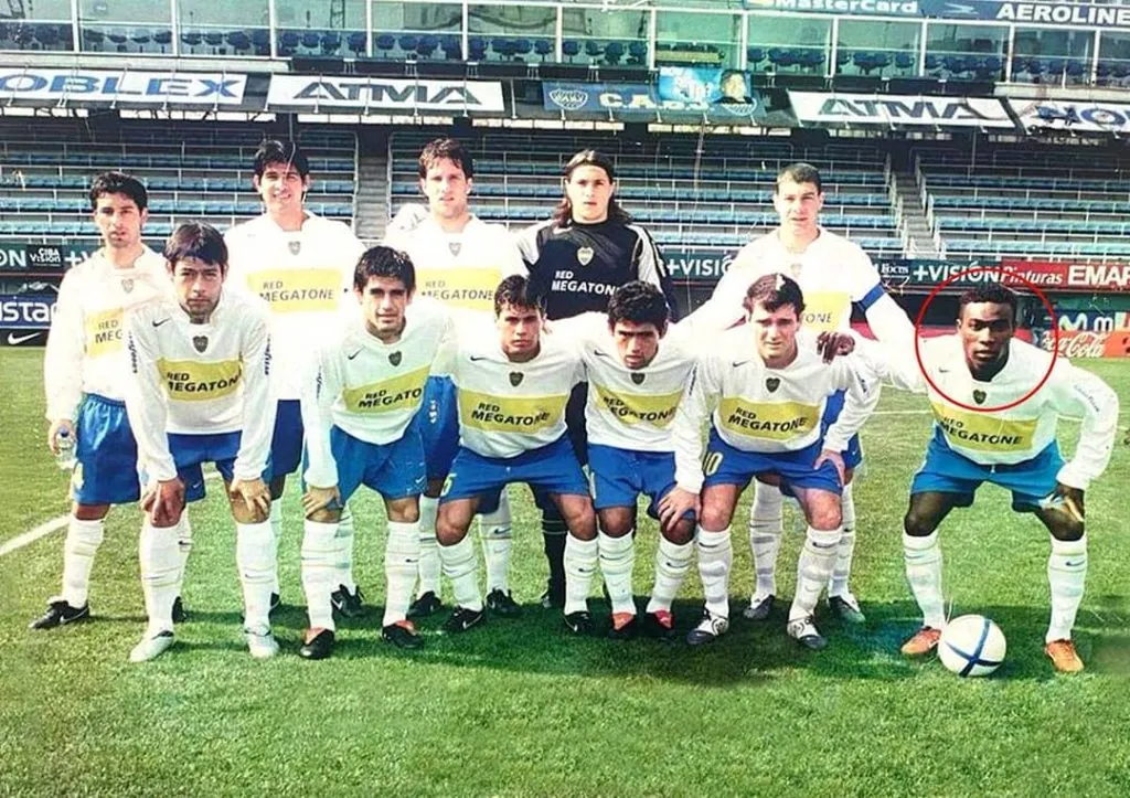 Guerrón, abajo a la derecha, en su único partido con la camiseta de Boca. (@reservabocajrs)