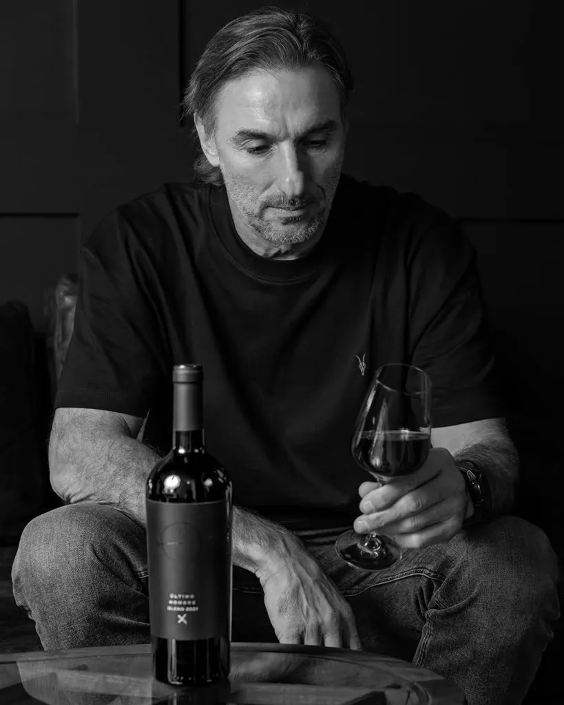 Schiavi con una botella de su marca personal de vinos. (Instagram)