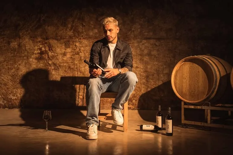Paredes también posee su etiqueta de Vinos. (Instagram)