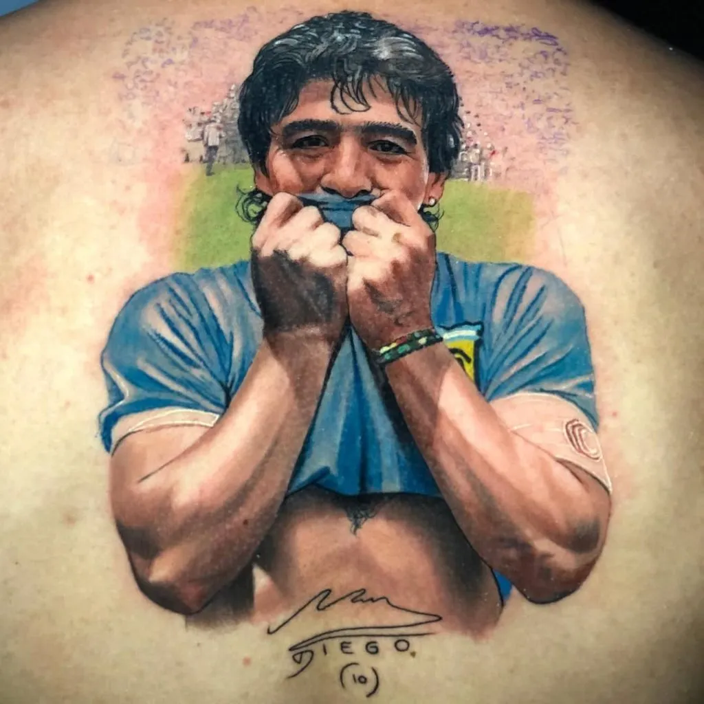 El impactante tatuaje de Maradona en la espalda de Velasco. (@yeyo_tattoos)