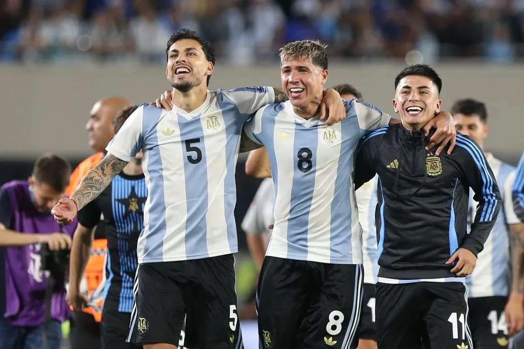 Paredes junto a Enzo Fernández y Thiago Almada en la Selección Argentina )Getty Images)