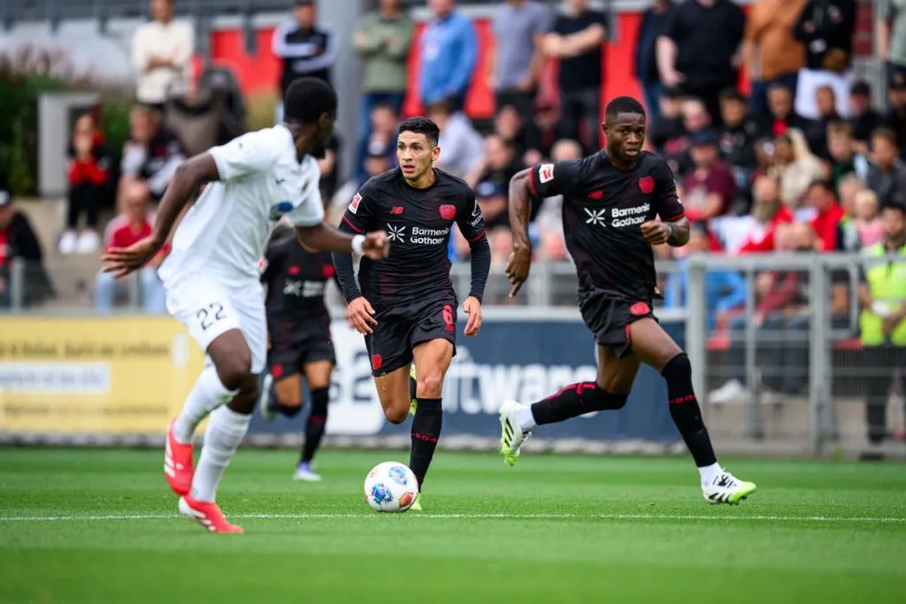 Equi Fernández ya tuvo minutos en su nuevo equipo. (@bayer04_es)