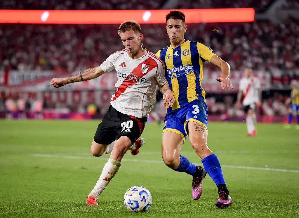 Agustín Sández en un duelo entre Rosario Central y River. (Getty)